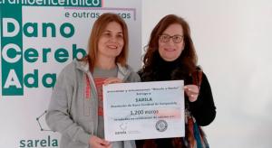 A asociación Arousaman doa a Sarela 1.200 euros recadados na última edición da súa travesía a nado