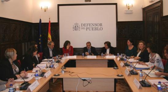 Momento da reunión. Rocío García, segunda pola esquerda. (Imaxe: web Defensor del Pueblo).