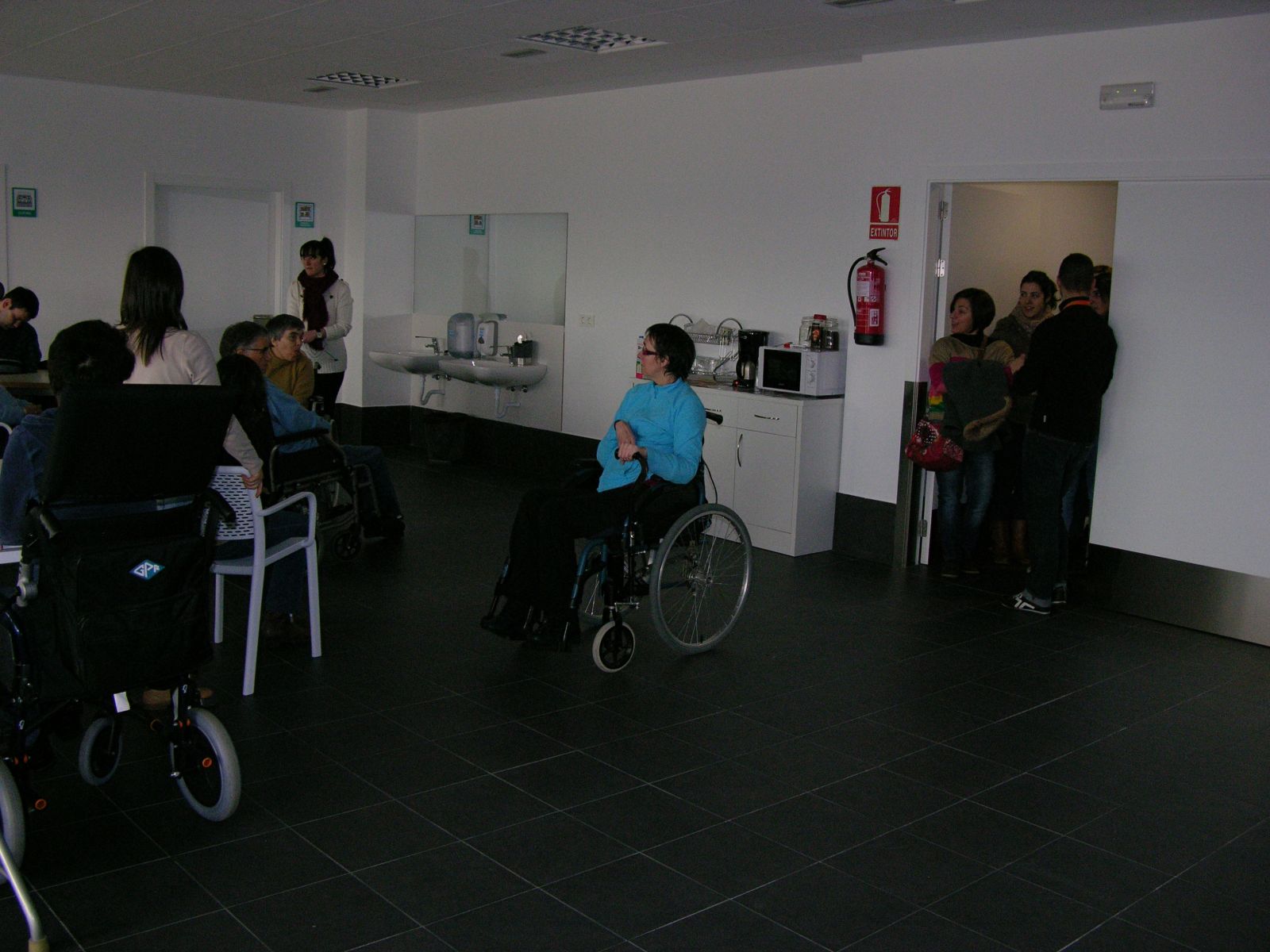Estudantes do CIFP Compostela achéganse ao comedor do centro.